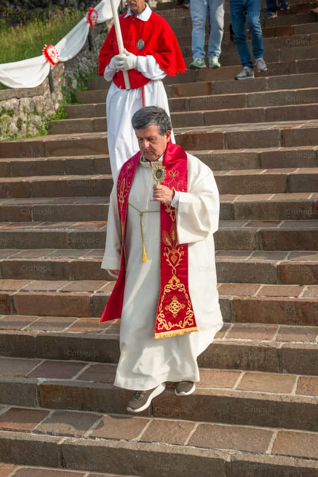Un sacerdote lleva un relicario durante una procesión religiosa - Banco de imágenes católicas - Fotografía por Pierluigi Palazzi