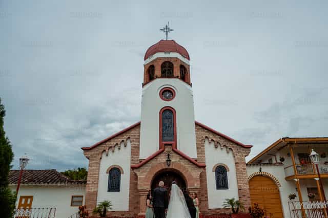 La entrada de la novia en la iglesia - Banco de imágenes católicas