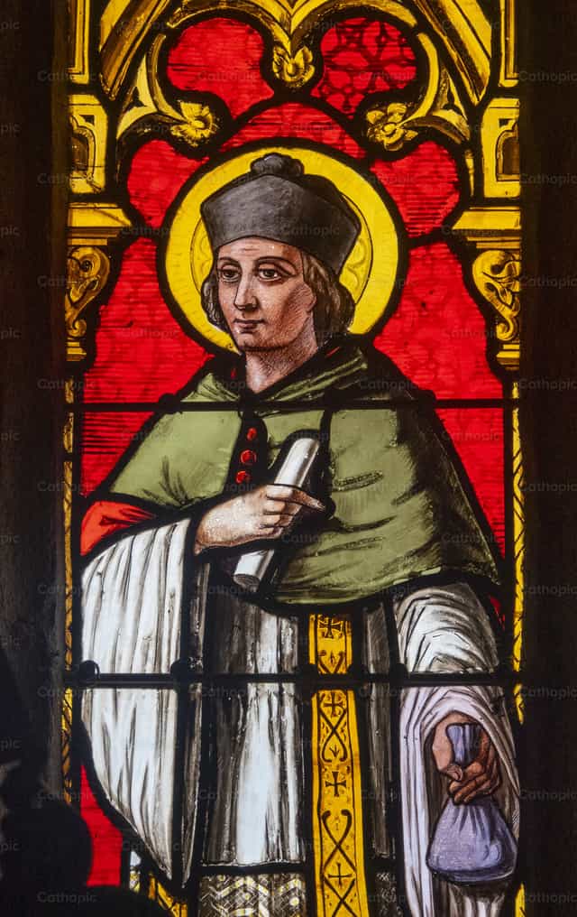 Janela de vitral representando São Yves - Imagens católicas de stock