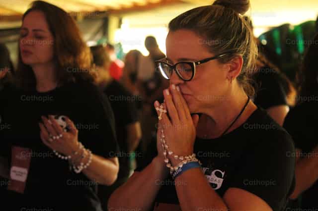 Uma mulher em oração - Imagens católicas de stock