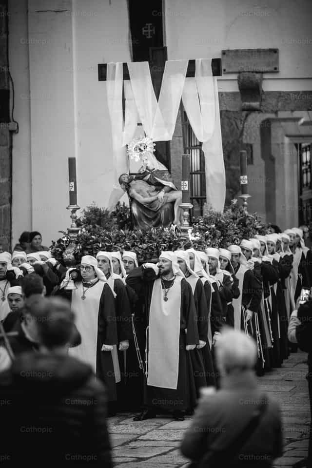 Cofrade carregando imagens em procissão - Imagens católicas de stock - Foto de Yandry Fernández Perdomo