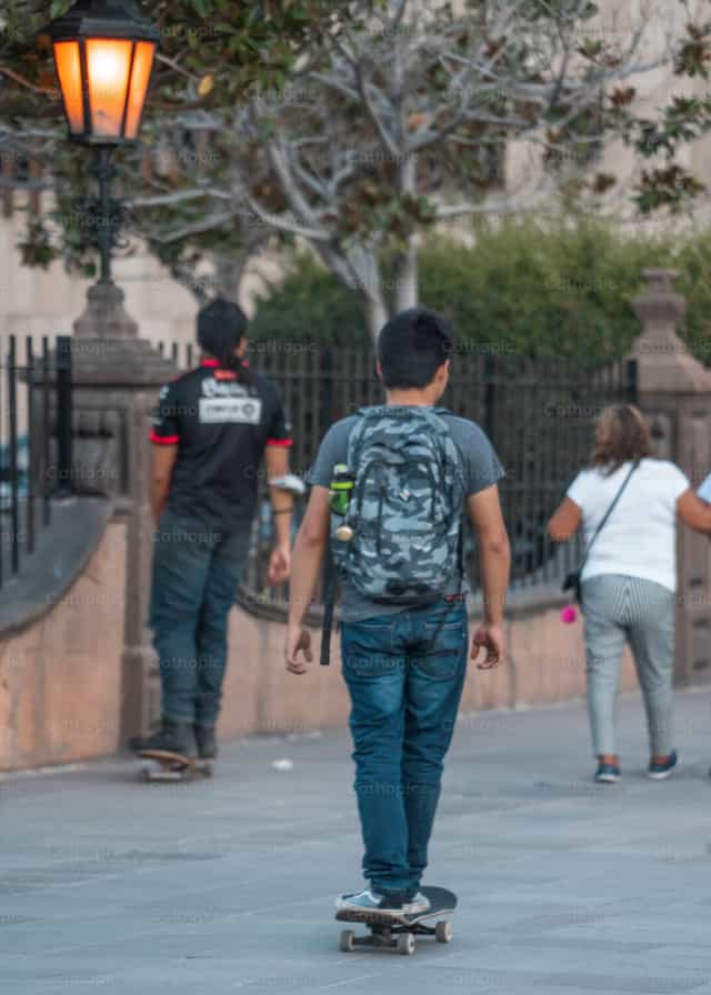 Hombre en patineta - Banco de imágenes católicas