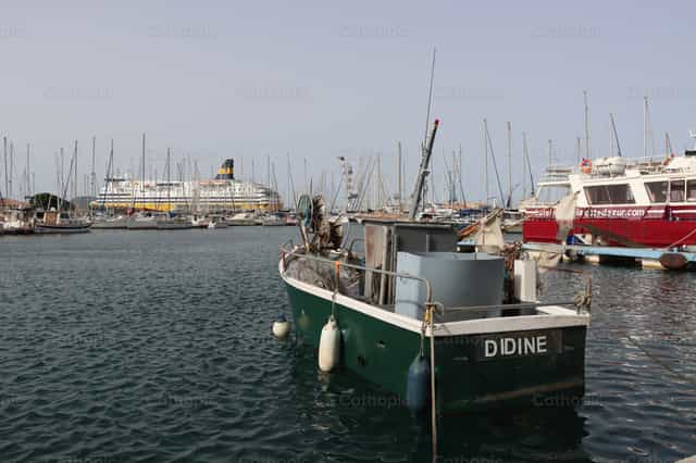 Botes en el muelle - Banco de imágenes católicas