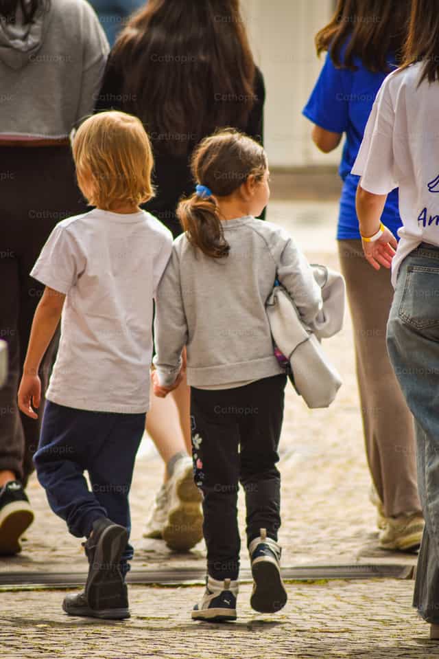 Niños tomados de la mano - Banco de imágenes católicas - Fotografía por Samuel Rufini