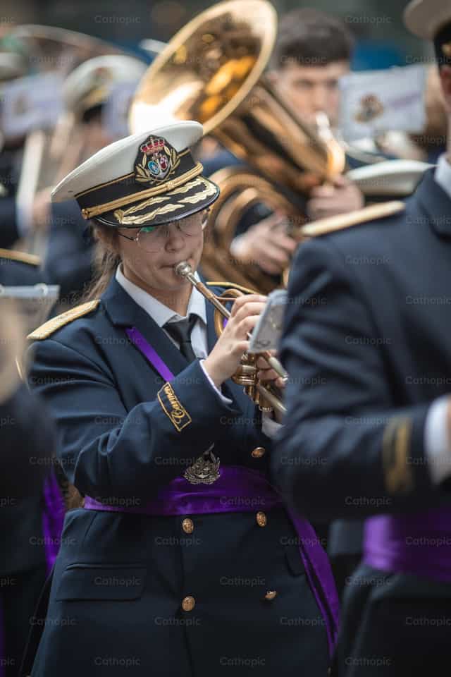 Muziekband in de processie tijdens de Goede Week - Katholieke stockfoto's - Foto door Yandry Fernández Perdomo