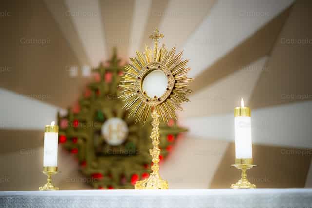 Santíssimo Sacramento com ostensório e velas - Imagens católicas de stock