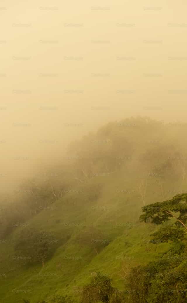 Traumhafte wolkige Berglandschaft in den Tropen - Katholische Stockfotos