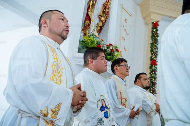 Priester am Altar - Katholische Stockfotos