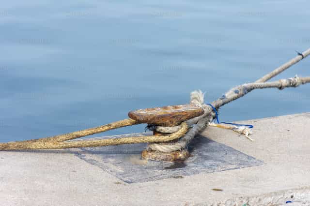 Bolardo en el muelle - Banco de imágenes católicas