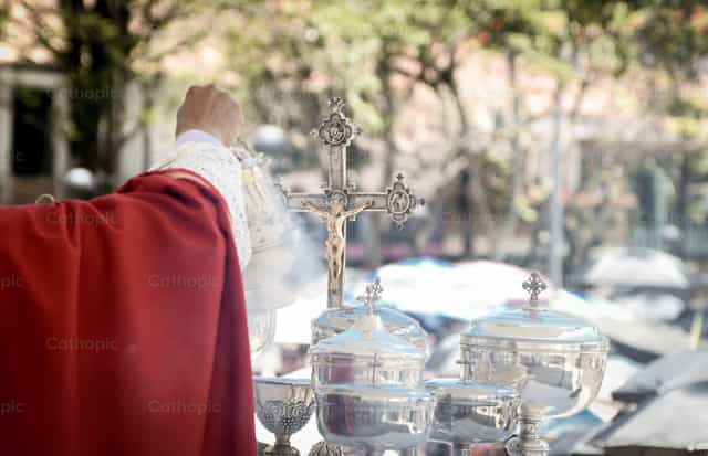 Incensar e cruz, detalhe do altar - Imagens católicas de stock - Foto de Carolina BR