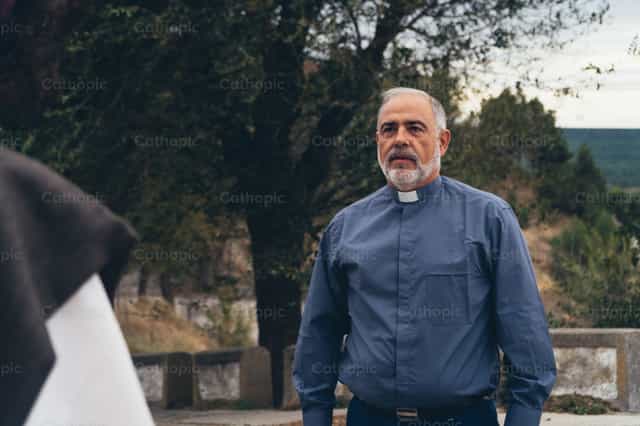 Jesús acompaña al sacerdote - Banco de imágenes católicas - Fotografía por Almures Studio