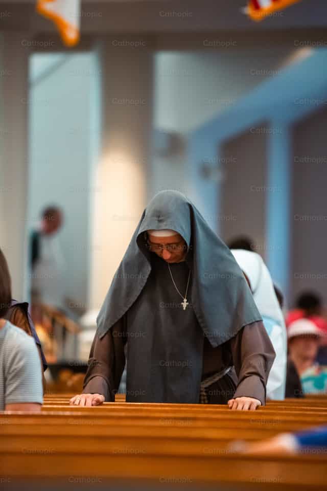 Hermana en oración - Banco de imágenes católicas