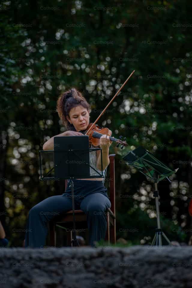 Duo di violino e violoncello nella natura - Immagini stock cattoliche - Foto di Pierluigi Palazzi
