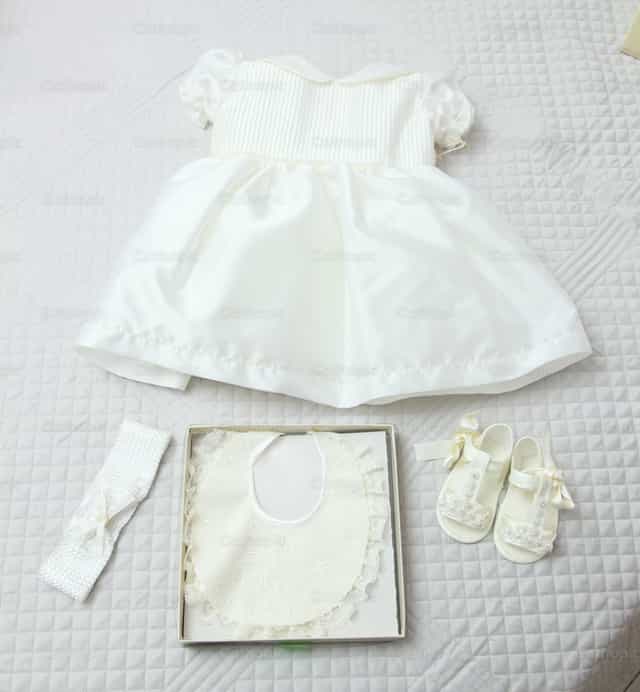 Vestido y accesorios de bautizo - Banco de imágenes católicas - Fotografía por Antonio Gravante