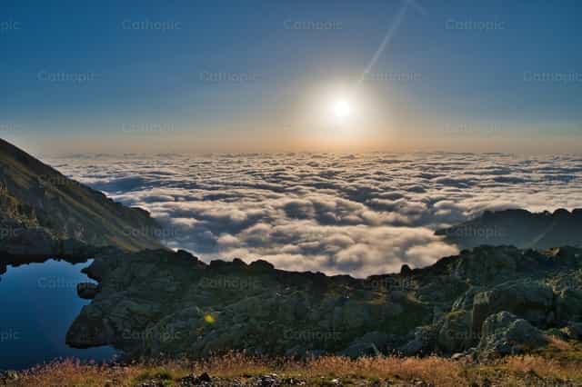 Amanecer en el monte Monviso - Banco de imágenes católicas - Fotografía por Matteo Cavallone