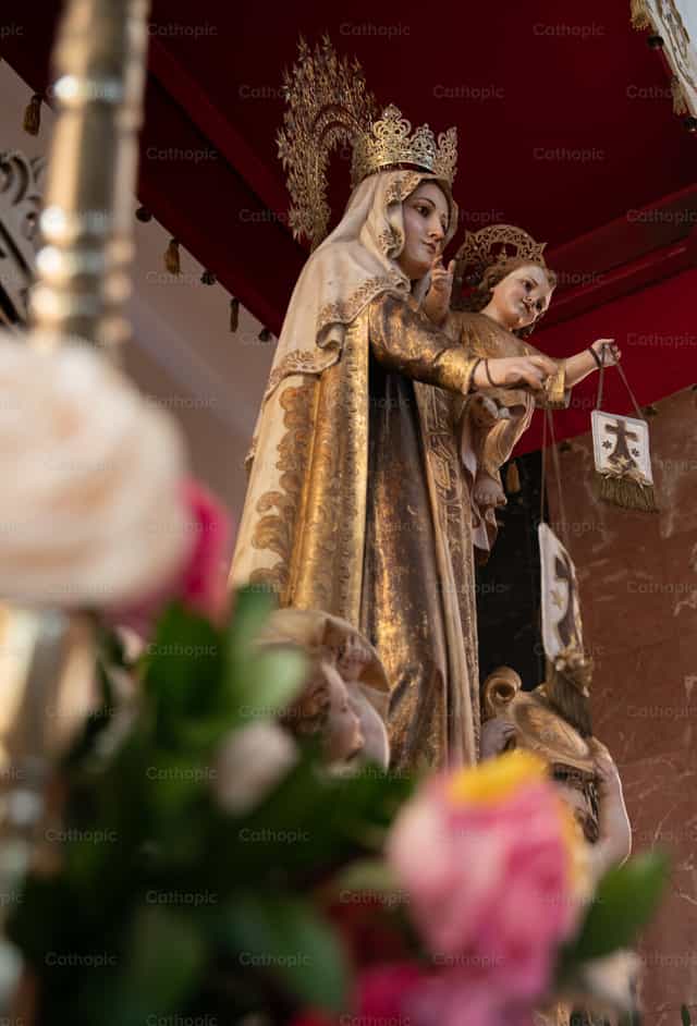 Nossa Senhora do Carmo entre flores - Imagens católicas de stock