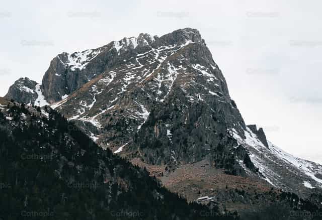 Cima nevada de una montaña - Banco de imágenes católicas - Fotografía por Santiago de la Hoz