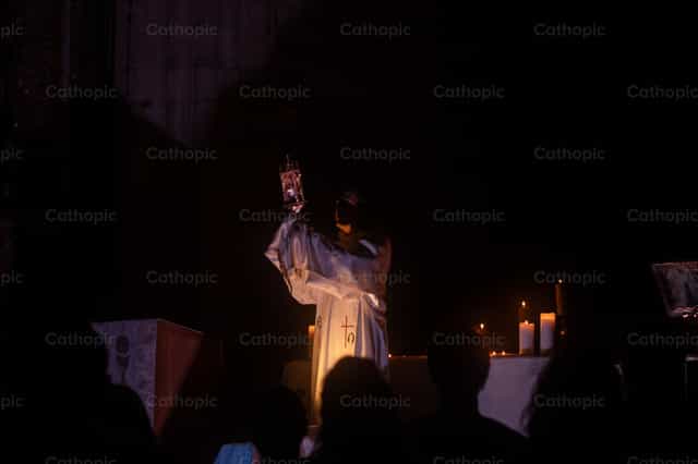 Sacerdote dando la bendición con la custodia - Banco de imágenes católicas - Fotografía por Rodrigo De Miguel