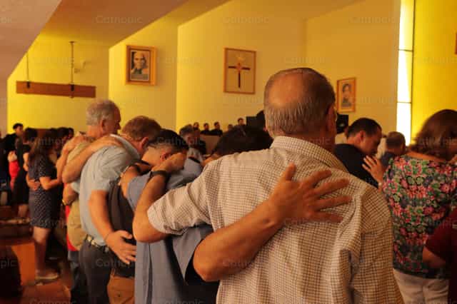 Abraço fraterno - Imagens católicas de stock - Foto de Saul Ibarra