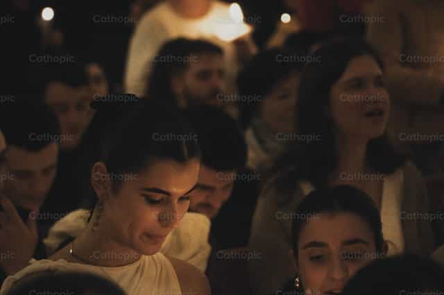 Comunidade em oração na Missa da Vigília Pascal - Imagens católicas de stock