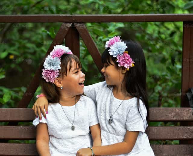 Amor de hermanas - Banco de imágenes católicas - Fotografía por Alexandra Jáuregui Cervantes