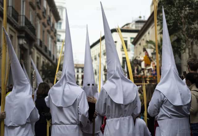 Nazaréens en procession le dimanche des Rameaux - Images catholiques de stock