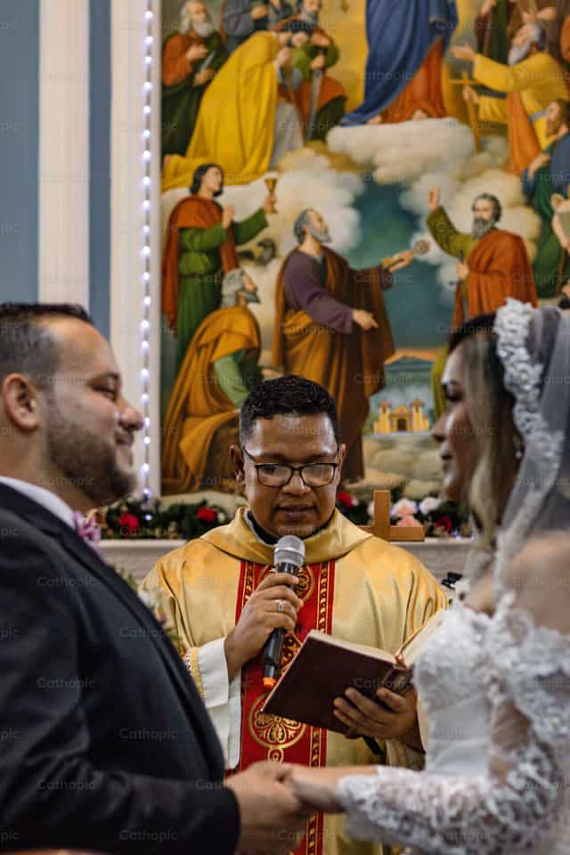 Bênção do sacerdote ao matrimônio - Imagens católicas de stock - Foto de Andrés José Barbera Zambrano