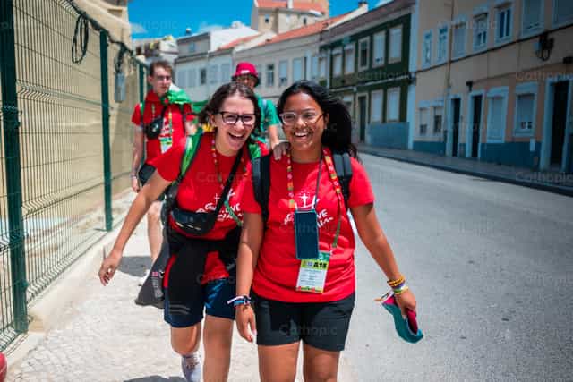 peregrinos sonrientes - Banco de imágenes católicas - Fotografía por Vytautas Markūnas SDB