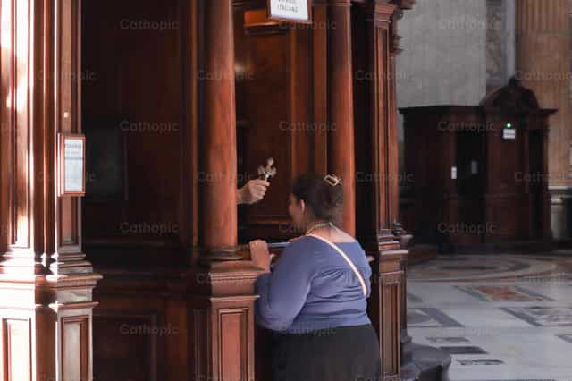 Pessoa na confissão - Imagens católicas de stock - Foto de encaminados vamos