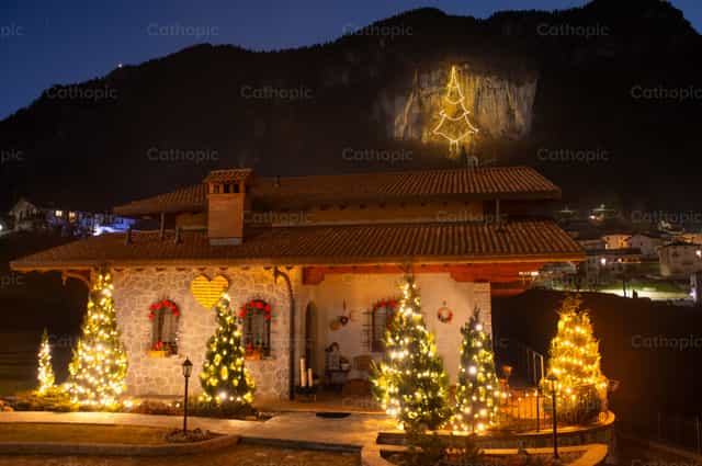 House lit up for the Christmas holidays - Catholic stock images - Photo by Pierluigi Palazzi