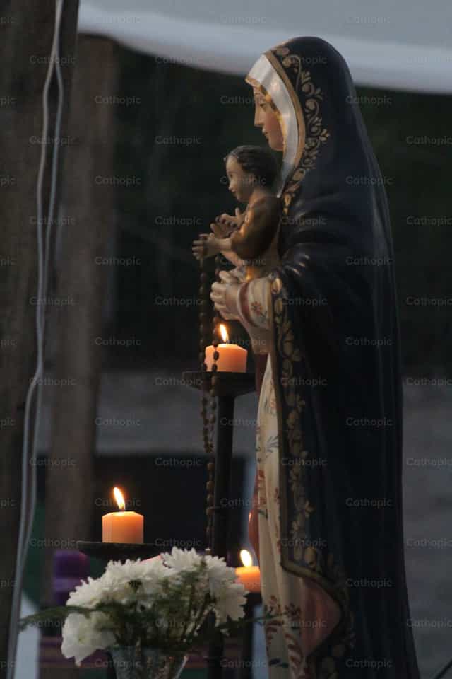 Our Lady of the Rosary with Child Jesus - Catholic stock images - Photo by Aqu Alvarez