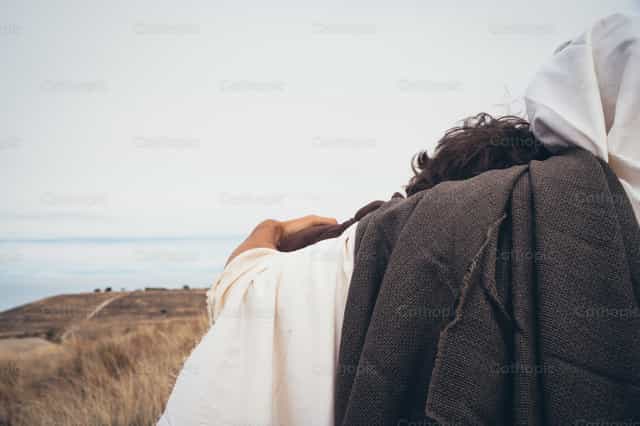 El abrazo de Jesús cura todos los pecados - Banco de imágenes católicas - Fotografía por Almures Studio