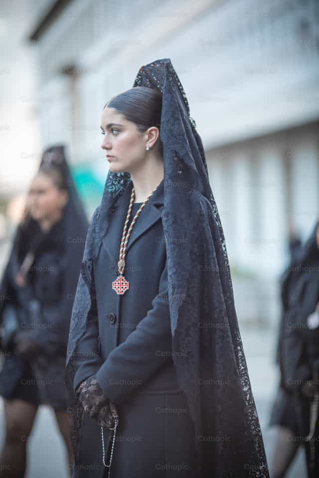 Mujer joven con mantilla y rosario - Banco de imágenes católicas - Fotografía por Yandry Fernández Perdomo