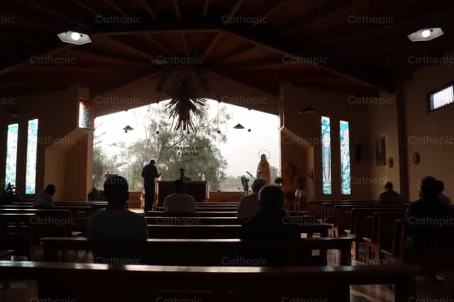Preghiera nel tempio - Immagini stock cattoliche