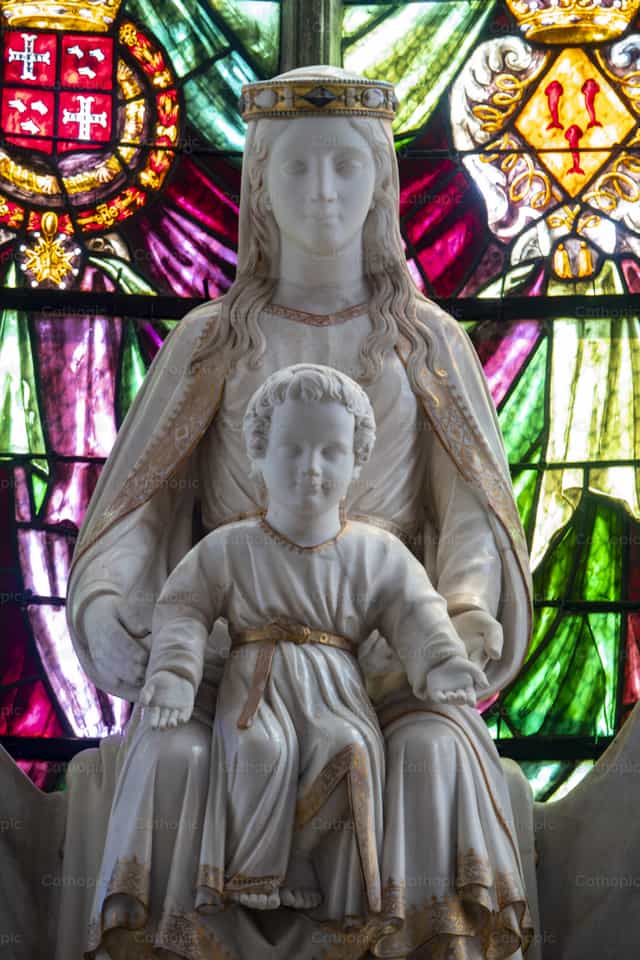 Estatua de mármol de la Virgen María y Jesús - Banco de imágenes católicas - Fotografía por Joan Sutter