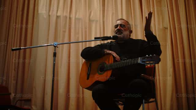 Singing priest - Catholic stock images - Photo by Lupe Belmonte