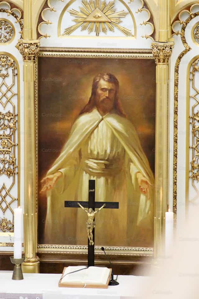 Altar com crucifixo, livro e microfone - Imagens católicas de stock - Foto de Cristina Grigore