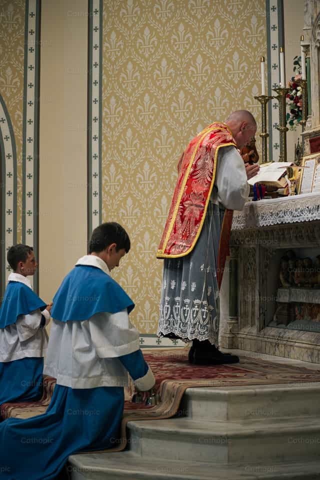 El sacerdote reza el Santo durante la Misa - Banco de imágenes católicas - Fotografía por Carlos Sierra