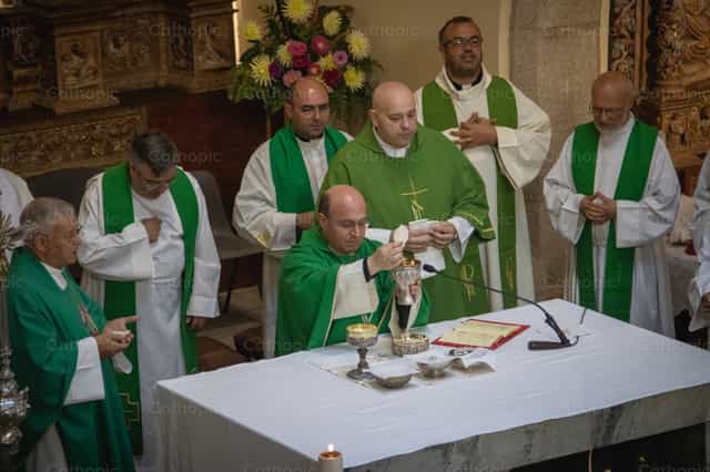 Archbishop of Santiago celebrates Mass with young people - Catholic stock images - Photo by Yandry Fernández Perdomo