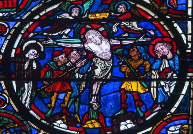 Vidriera medieval que representa la Crucifixión - Banco de imágenes católicas