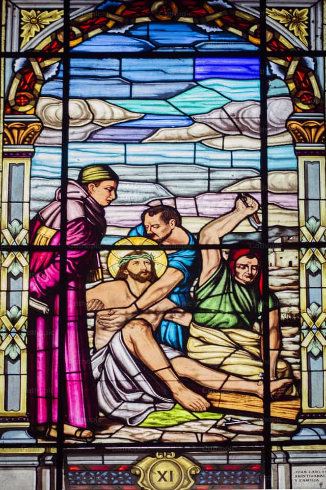 Jesus es clavado en la Cruz - Banco de imágenes católicas