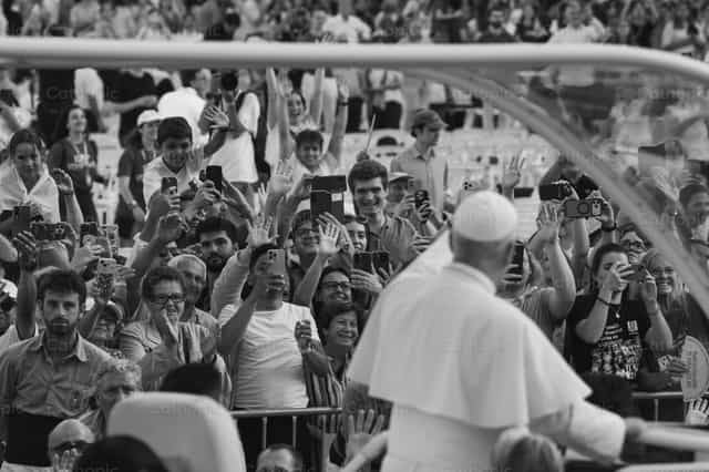 Jovens alegres em frente ao Papa Leão XIV - Imagens católicas de stock - Foto de Rodrigo De Miguel