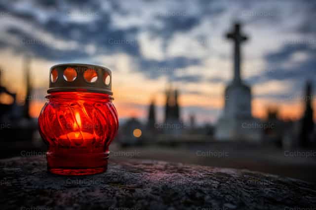 Pulang votive na kandila sa sementeryo - Mga Catholic stock image - Larawan ni Filip Pleše