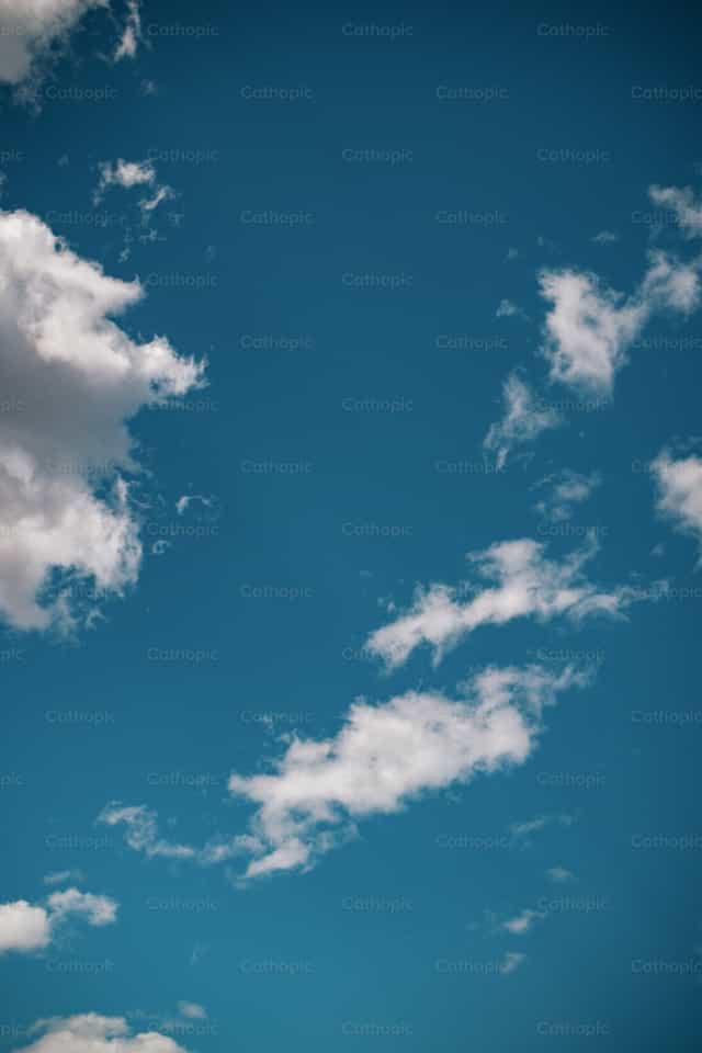 Diepblauwe lucht en wolken - Katholieke stockfoto's