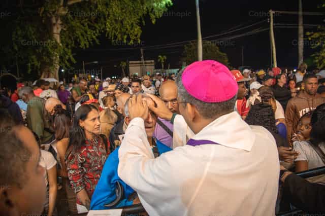 Obispo bendiciendo a anciano - Banco de imágenes católicas - Fotografía por Yandry Fernández Perdomo