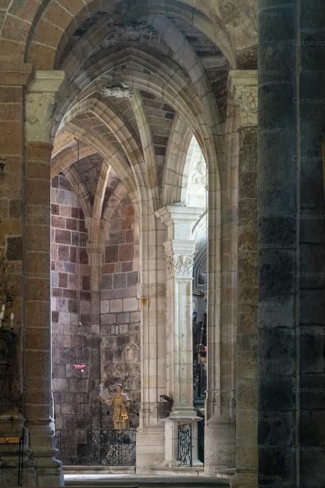 Arcos de piedra románicos dentro de una iglesia. - Banco de imágenes católicas - Fotografía por Joan Sutter