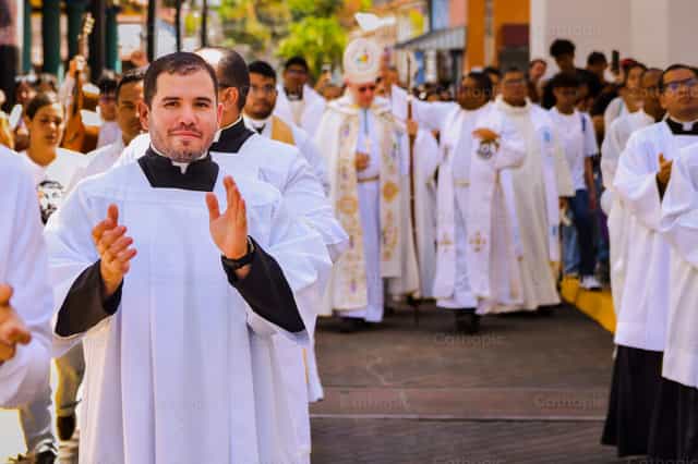 Seminarista sonriendo en la procesión de entrada - Banco de imágenes católicas - Fotografía por Miguel White