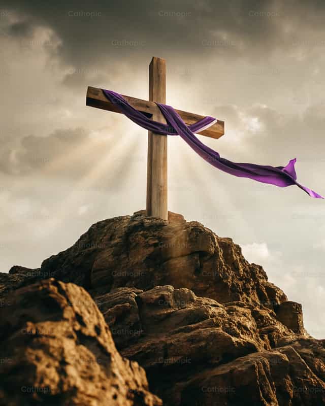 Krus sa Bundok na may Maulap na Kalangitan - Mga Catholic stock image