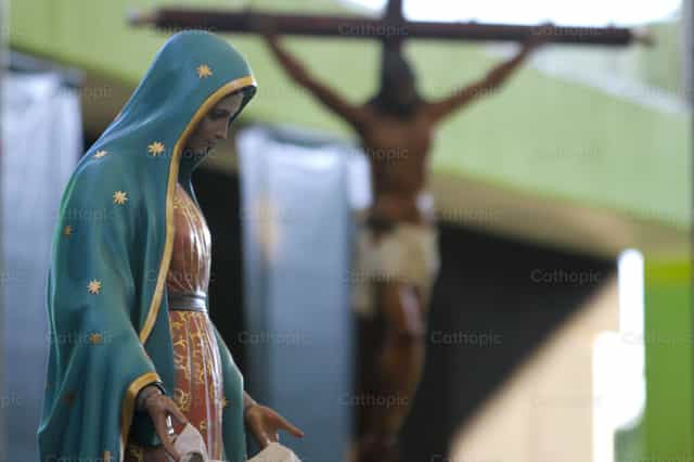 Matka Boża z Guadalupe i krucyfiks - Katolickie zdjęcia stockowe