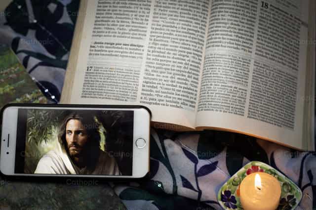 Jesús - oración - Banco de imágenes católicas